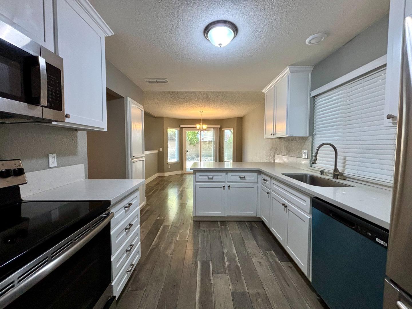 Detail Gallery Image 11 of 25 For 7592 Deltawind Dr, Sacramento,  CA 95831 - 3 Beds | 2/1 Baths