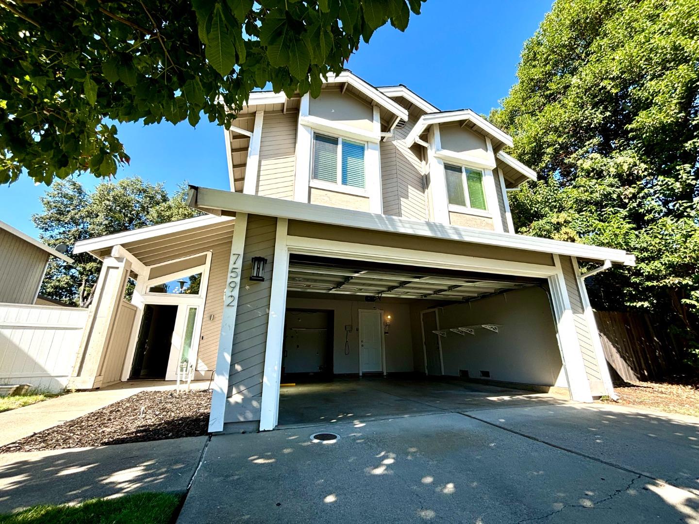 Detail Gallery Image 2 of 25 For 7592 Deltawind Dr, Sacramento,  CA 95831 - 3 Beds | 2/1 Baths