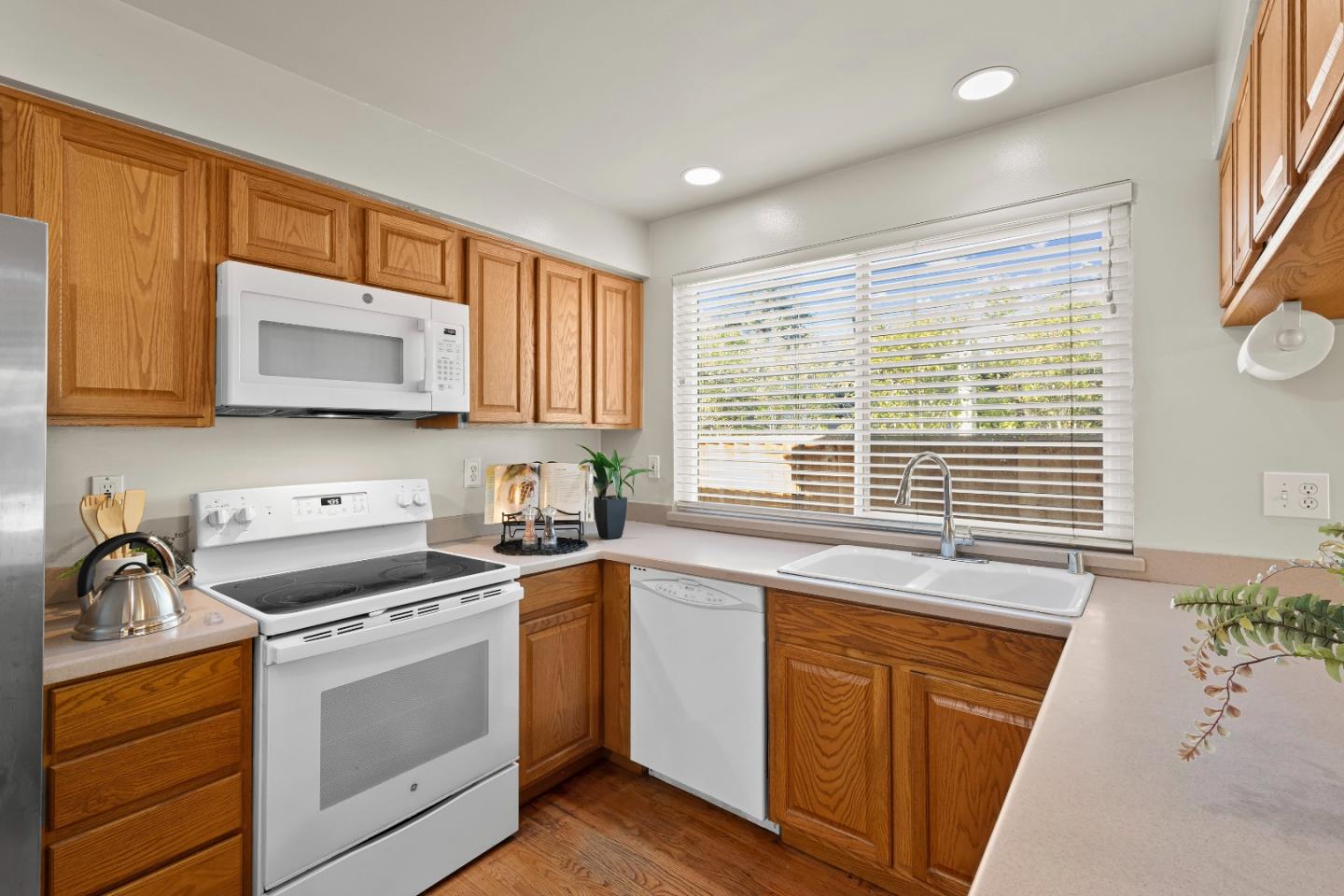 Detail Gallery Image 19 of 87 For 1061 Azalea Dr, Sunnyvale,  CA 94086 - 4 Beds | 2 Baths