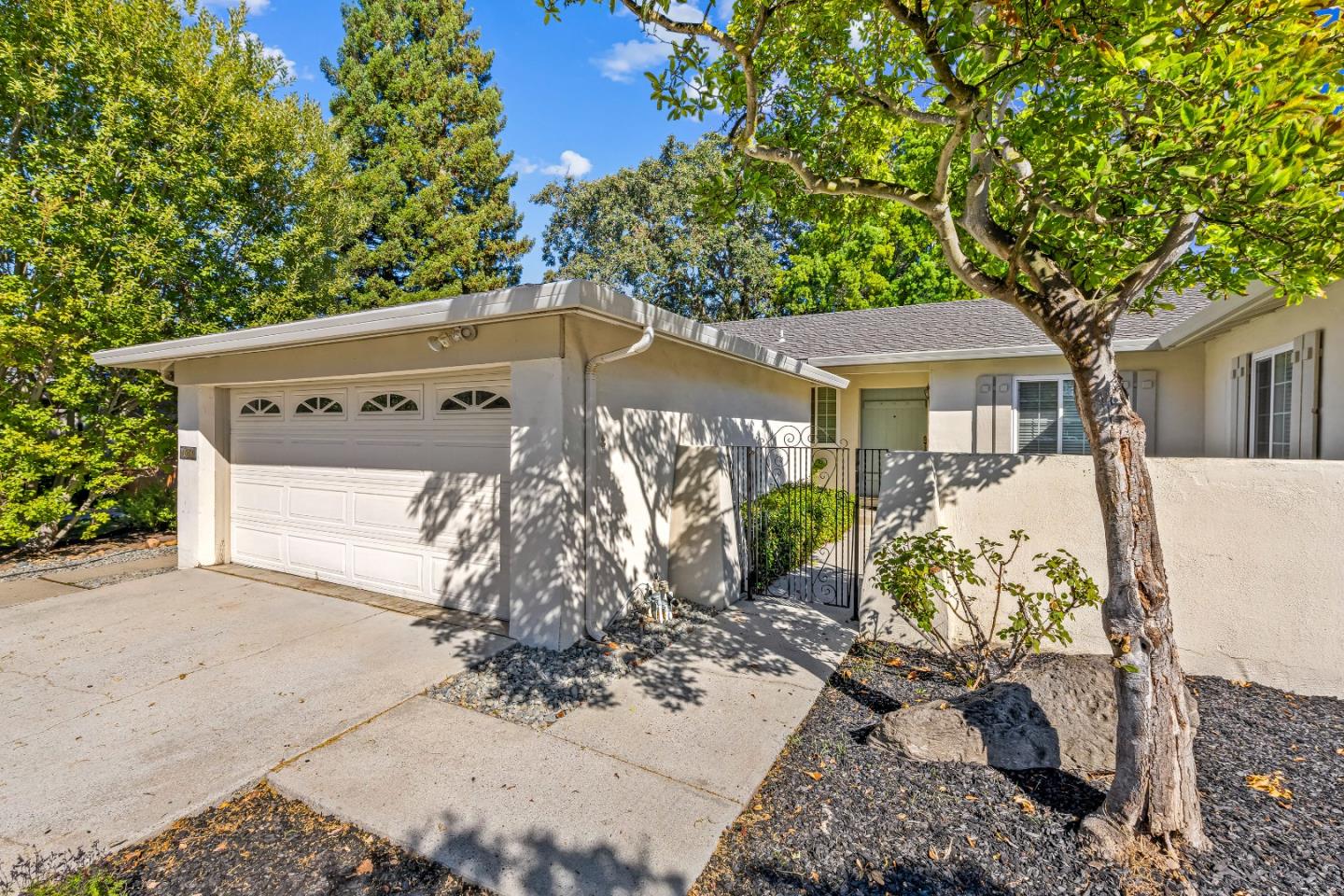 Detail Gallery Image 6 of 87 For 1061 Azalea Dr, Sunnyvale,  CA 94086 - 4 Beds | 2 Baths