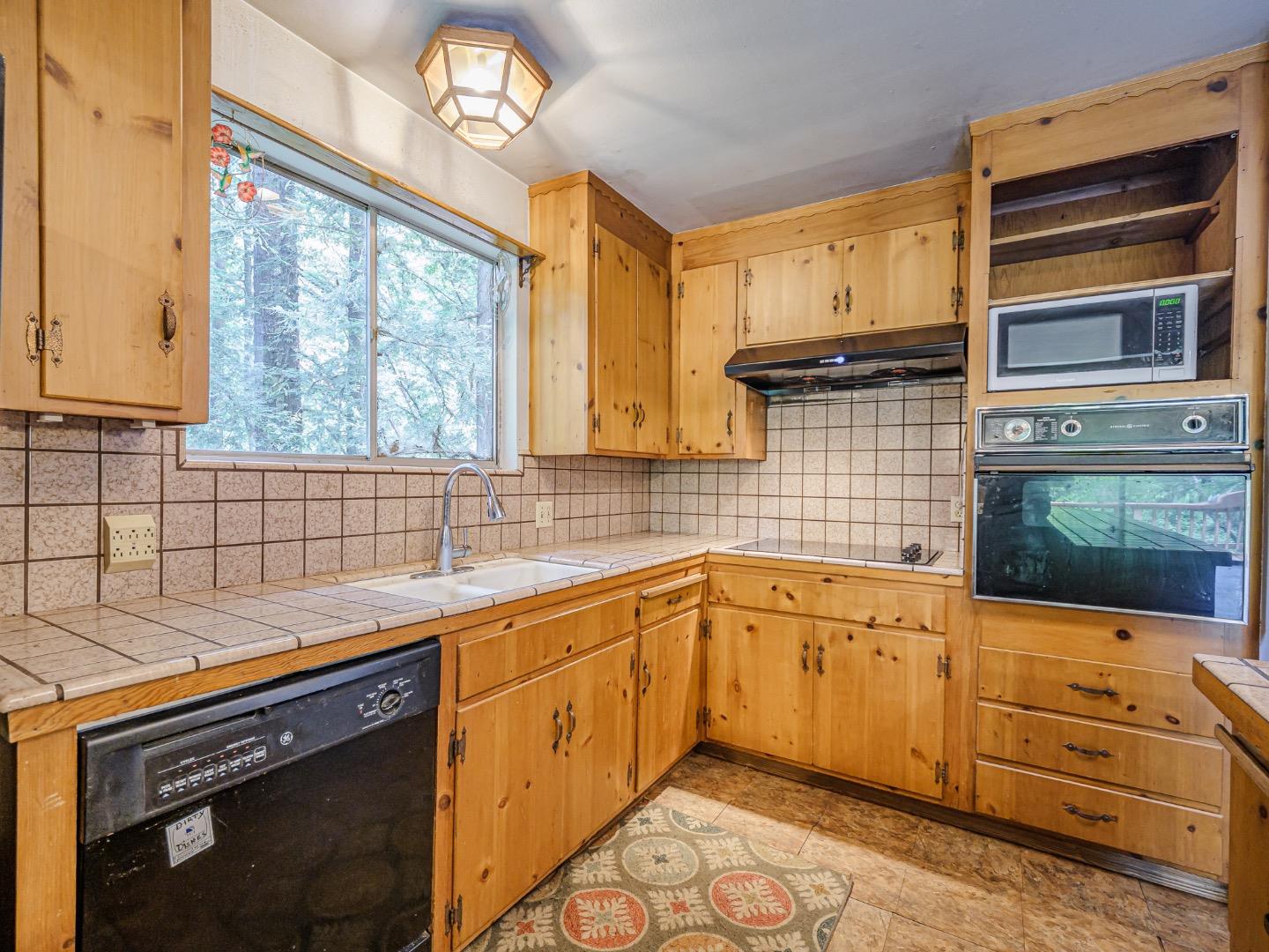 Detail Gallery Image 14 of 60 For 325 Woodland Dr, Scotts Valley,  CA 95066 - 5 Beds | 2 Baths