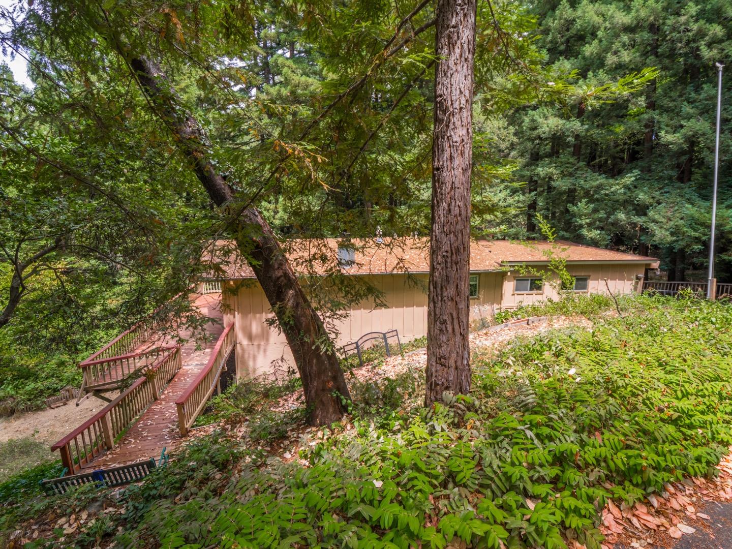 Detail Gallery Image 4 of 60 For 325 Woodland Dr, Scotts Valley,  CA 95066 - 5 Beds | 2 Baths