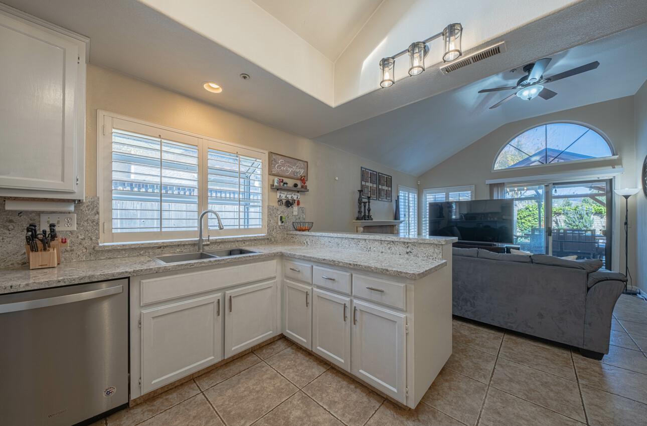 Detail Gallery Image 4 of 9 For 1166 Wellington Ct, Salinas,  CA 93906 - 4 Beds | 2 Baths