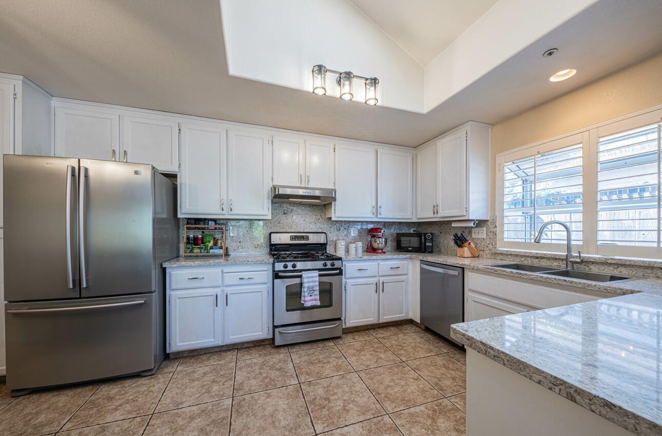 Detail Gallery Image 5 of 9 For 1166 Wellington Ct, Salinas,  CA 93906 - 4 Beds | 2 Baths