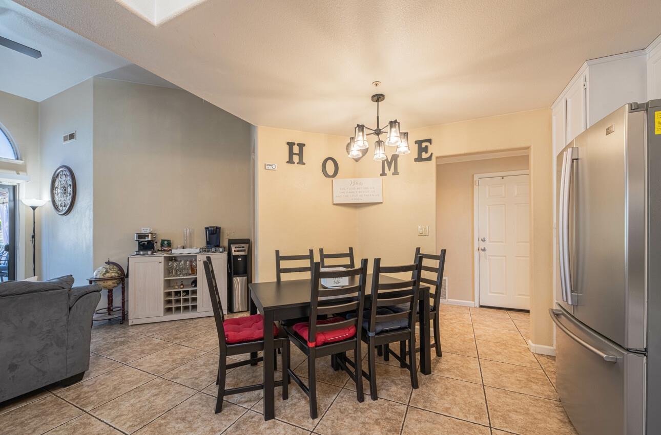 Detail Gallery Image 6 of 9 For 1166 Wellington Ct, Salinas,  CA 93906 - 4 Beds | 2 Baths
