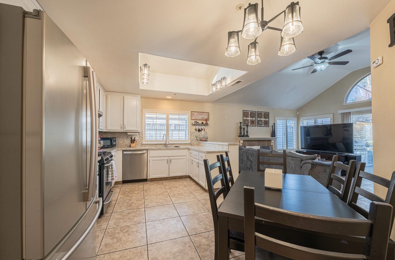 Detail Gallery Image 7 of 9 For 1166 Wellington Ct, Salinas,  CA 93906 - 4 Beds | 2 Baths