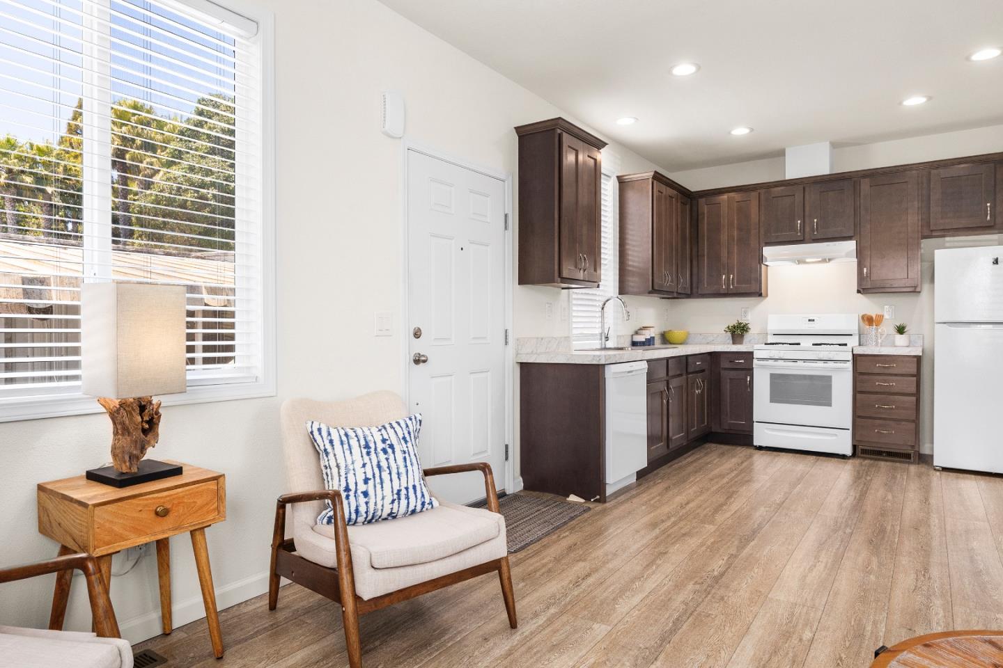 Detail Gallery Image 7 of 24 For 692 38th #9,  Santa Cruz,  CA 95062 - 2 Beds | 1 Baths