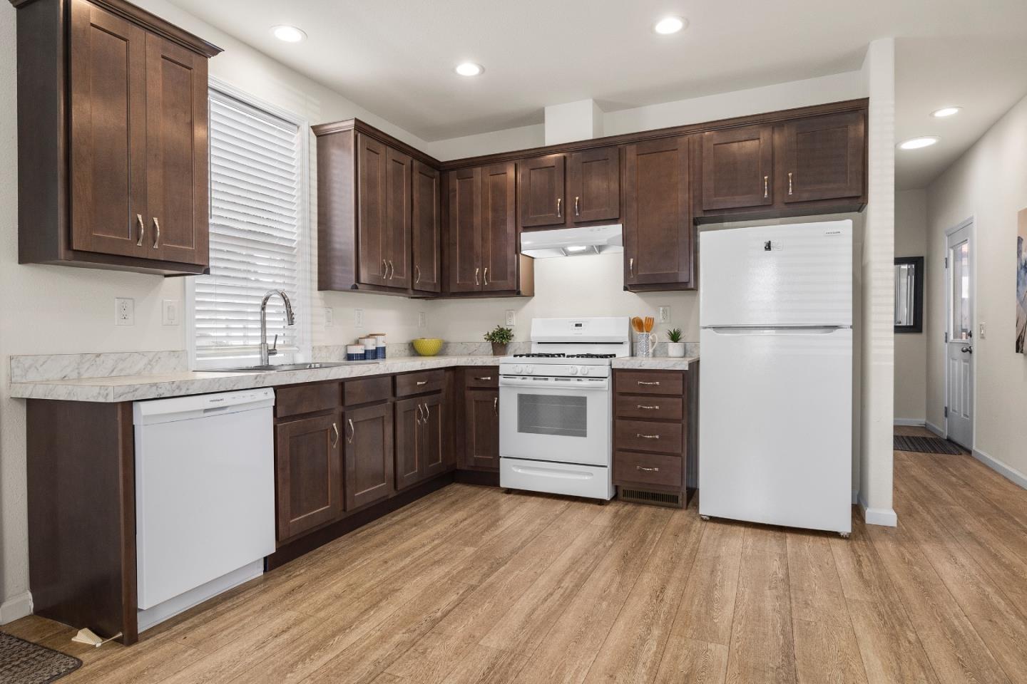 Detail Gallery Image 8 of 24 For 692 38th #9,  Santa Cruz,  CA 95062 - 2 Beds | 1 Baths