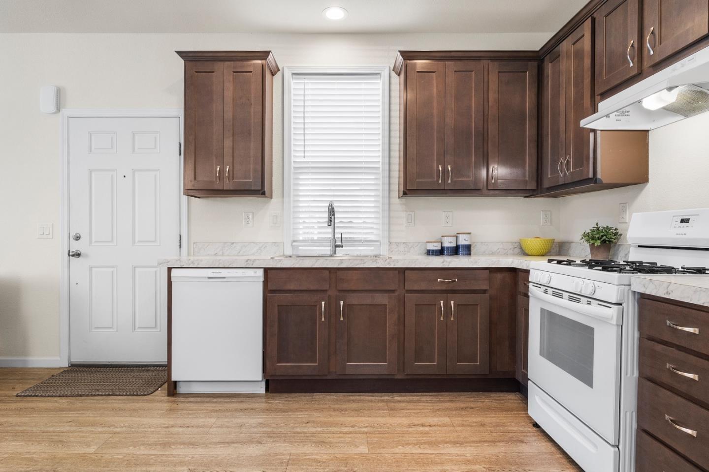 Detail Gallery Image 9 of 24 For 692 38th #9,  Santa Cruz,  CA 95062 - 2 Beds | 1 Baths