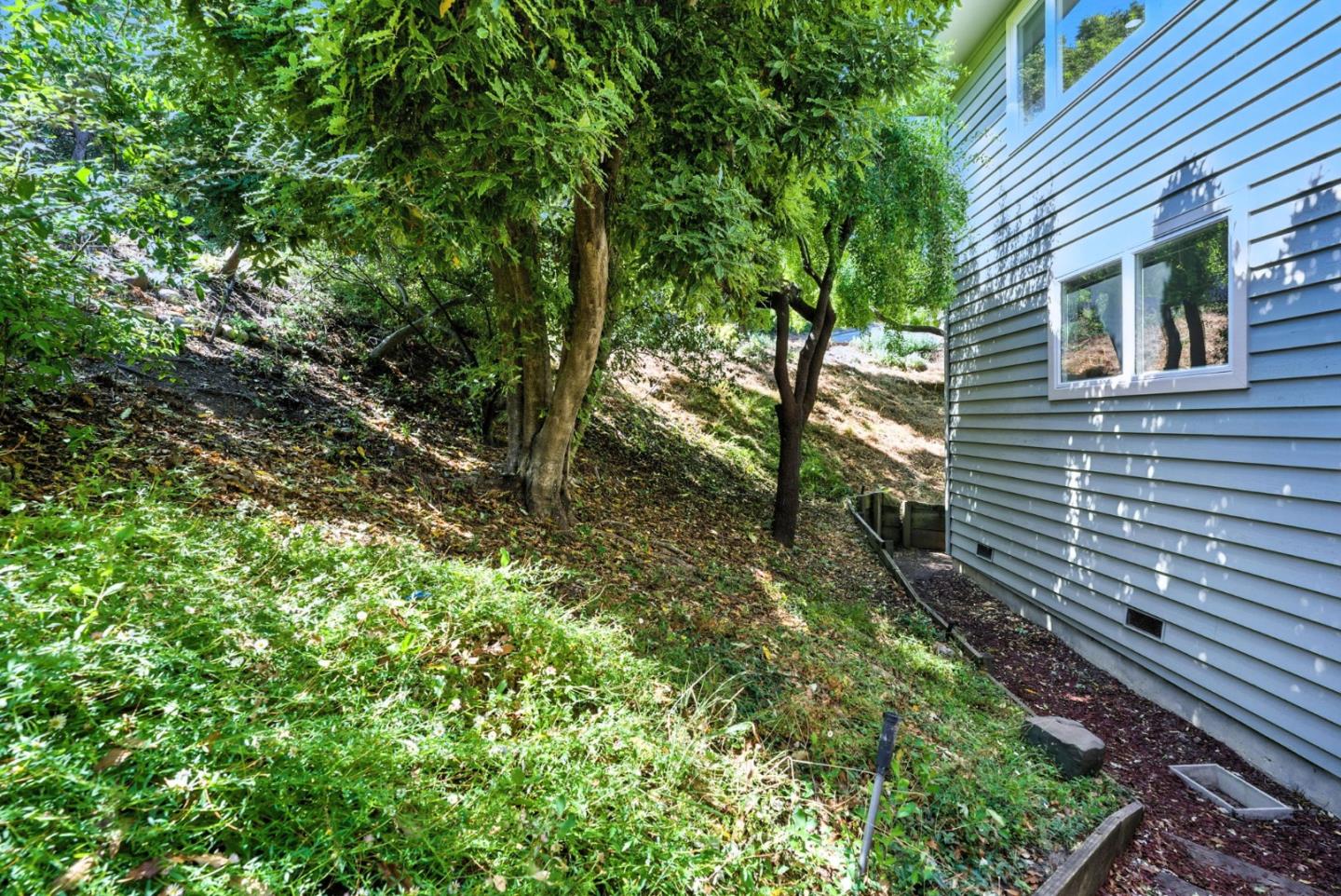 Detail Gallery Image 61 of 73 For 2774 Belmont Canyon, Belmont,  CA 94002 - 5 Beds | 3/1 Baths