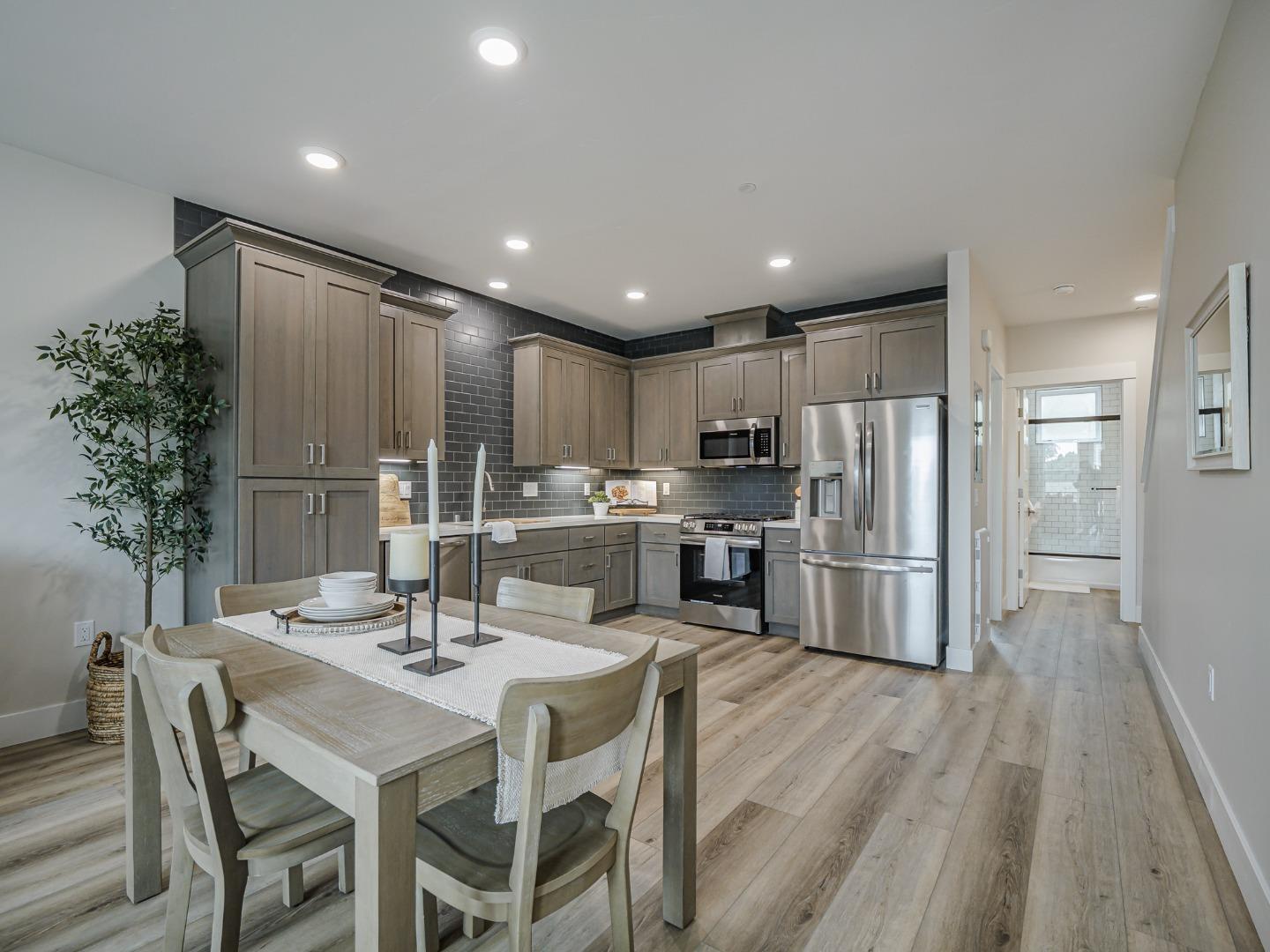 Detail Gallery Image 4 of 16 For 131 Aptos Village Way #2,  Aptos,  CA 95003 - 3 Beds | 3 Baths