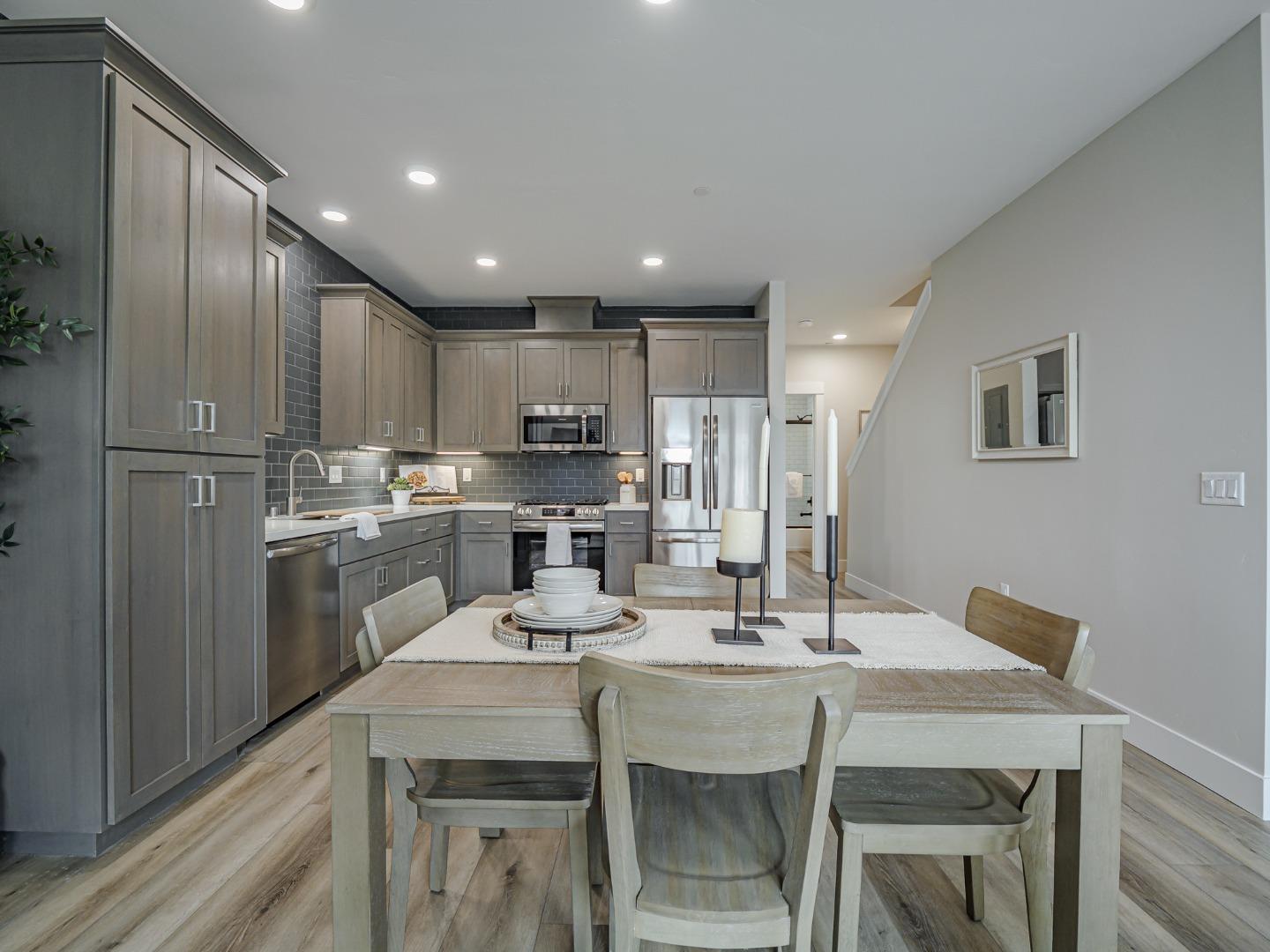 Detail Gallery Image 9 of 16 For 131 Aptos Village Way #2,  Aptos,  CA 95003 - 3 Beds | 3 Baths