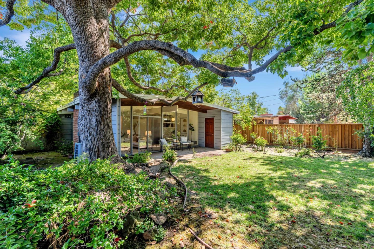 Detail Gallery Image 2 of 17 For 26 Roosevelt Cir, Palo Alto,  CA 94306 - 3 Beds | 2 Baths
