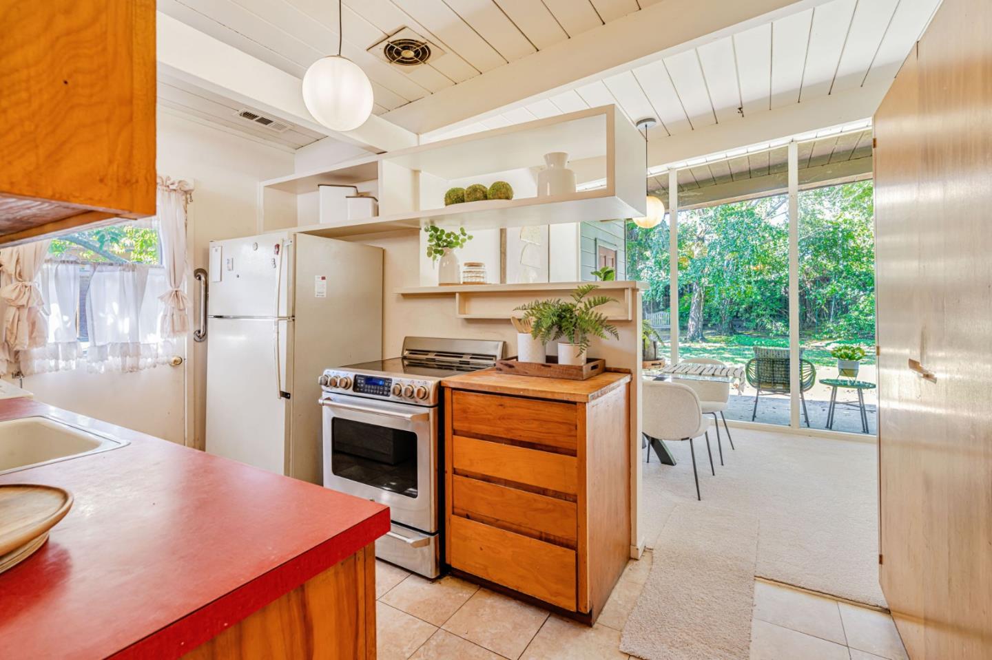 Detail Gallery Image 7 of 17 For 26 Roosevelt Cir, Palo Alto,  CA 94306 - 3 Beds | 2 Baths