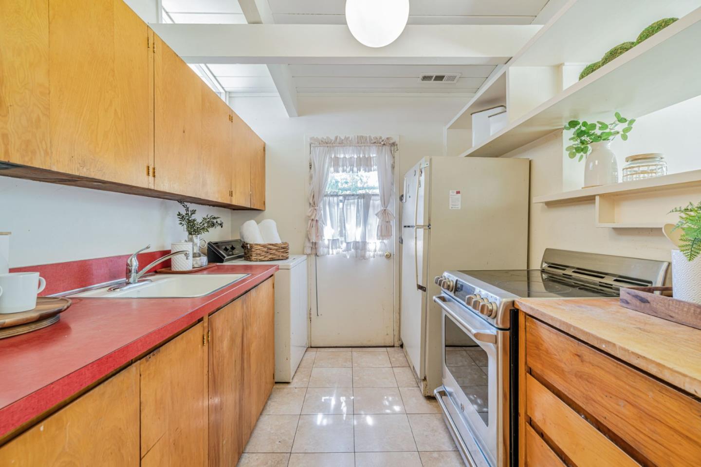 Detail Gallery Image 9 of 17 For 26 Roosevelt Cir, Palo Alto,  CA 94306 - 3 Beds | 2 Baths