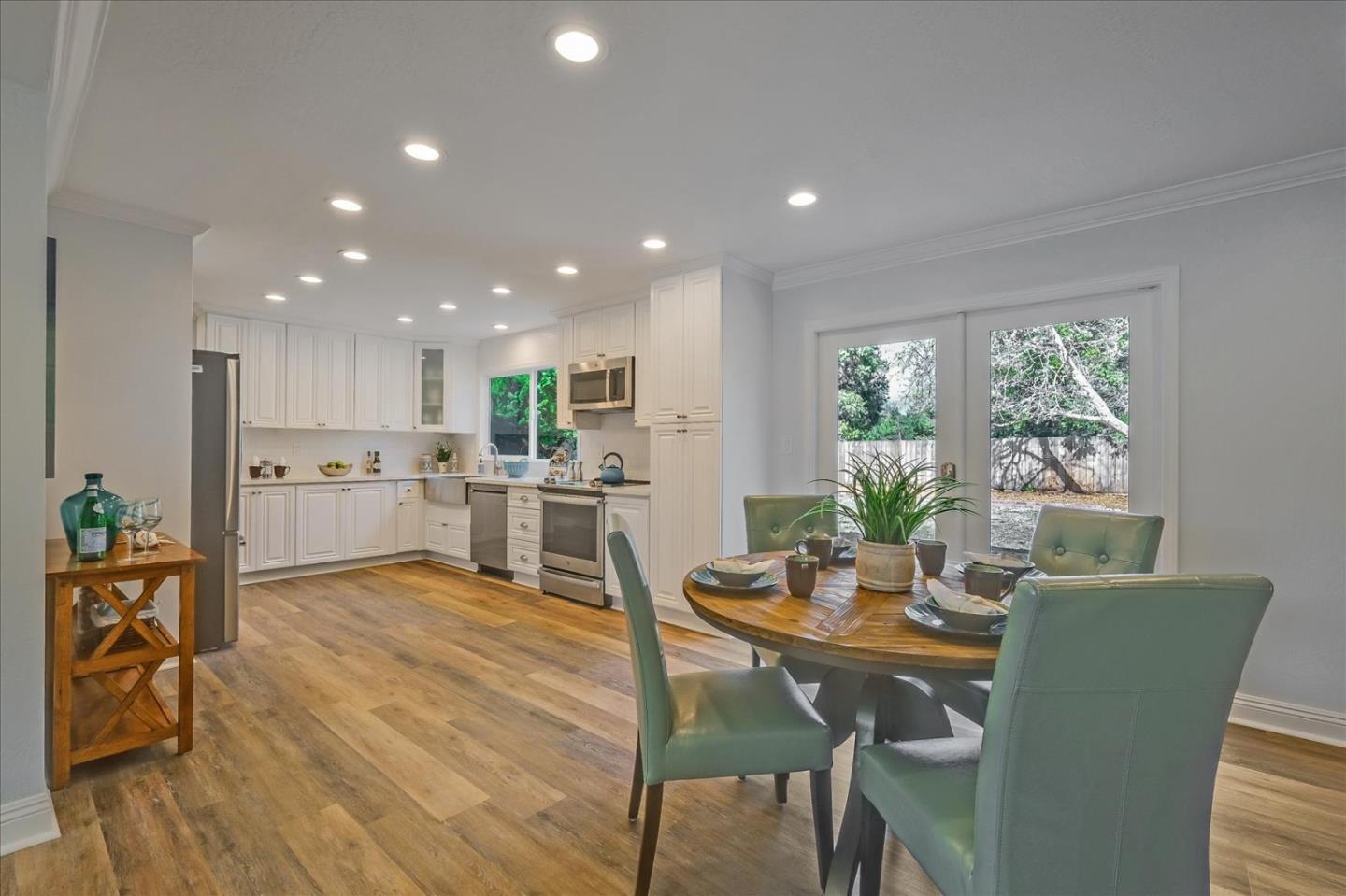 Detail Gallery Image 11 of 61 For 621 Monterey Ave, Capitola,  CA 95010 - 5 Beds | 2/1 Baths