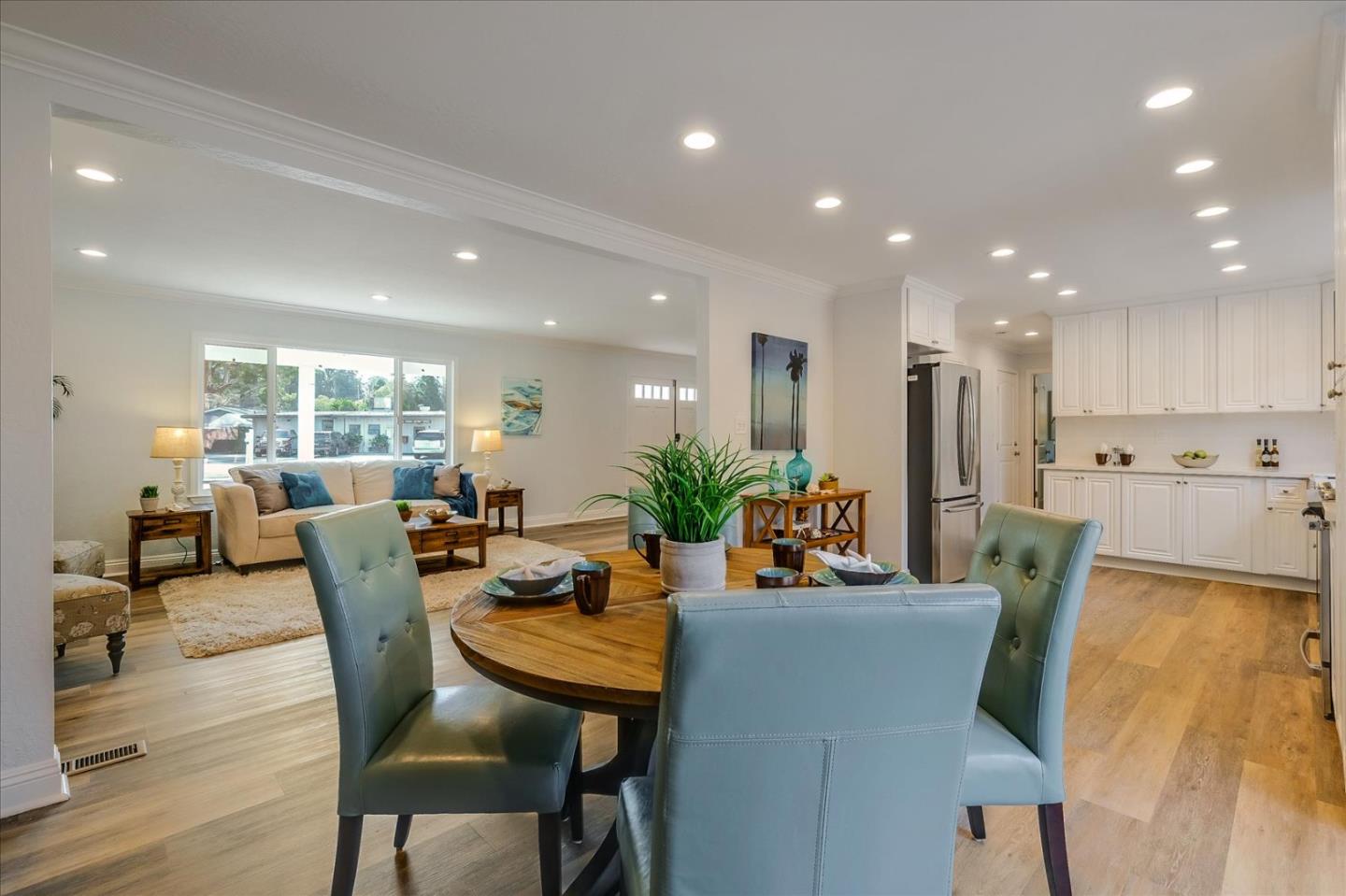 Detail Gallery Image 12 of 61 For 621 Monterey Ave, Capitola,  CA 95010 - 5 Beds | 2/1 Baths