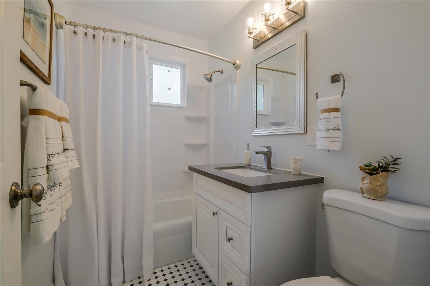Detail Gallery Image 31 of 61 For 621 Monterey Ave, Capitola,  CA 95010 - 5 Beds | 2/1 Baths