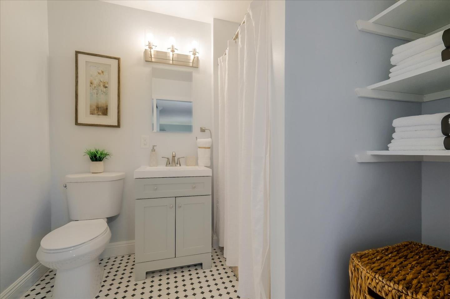 Detail Gallery Image 32 of 61 For 621 Monterey Ave, Capitola,  CA 95010 - 5 Beds | 2/1 Baths