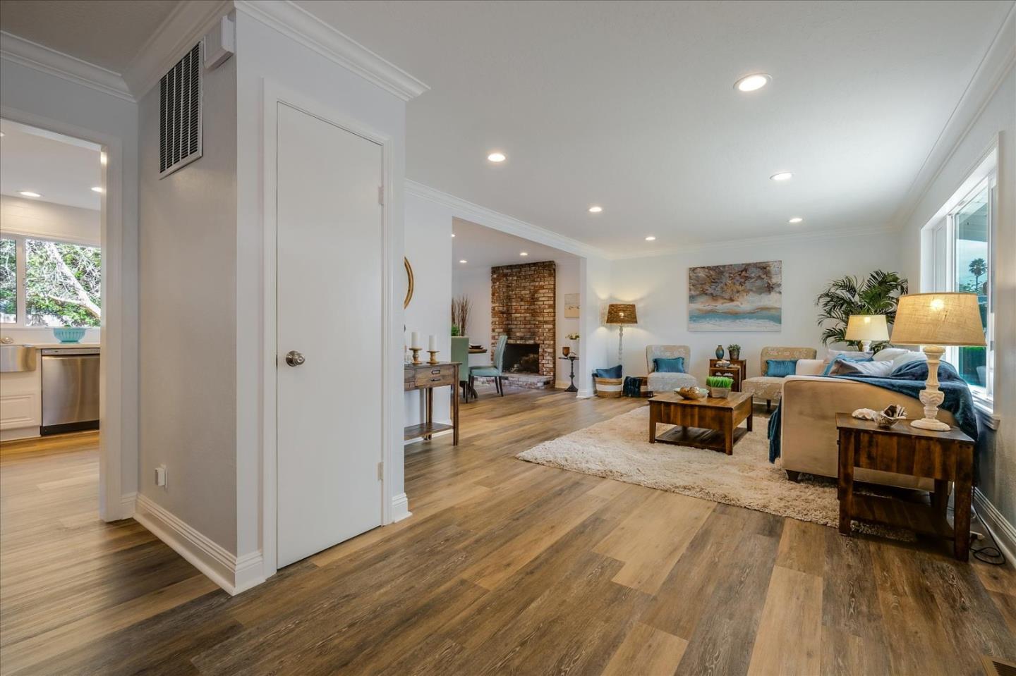 Detail Gallery Image 4 of 61 For 621 Monterey Ave, Capitola,  CA 95010 - 5 Beds | 2/1 Baths