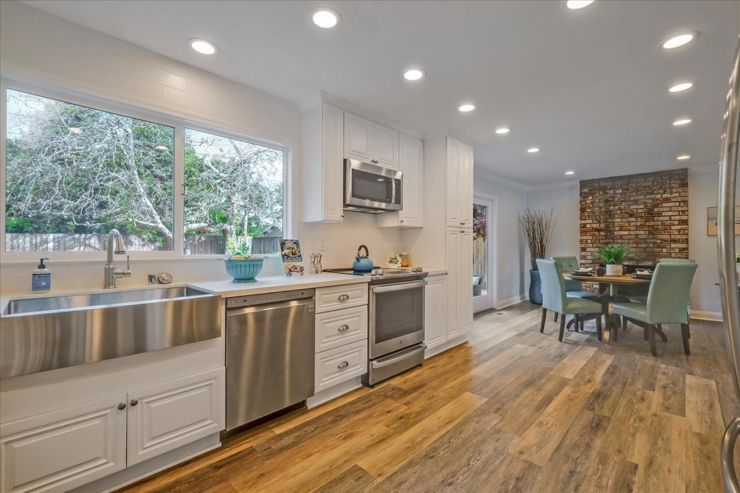 Detail Gallery Image 8 of 61 For 621 Monterey Ave, Capitola,  CA 95010 - 5 Beds | 2/1 Baths