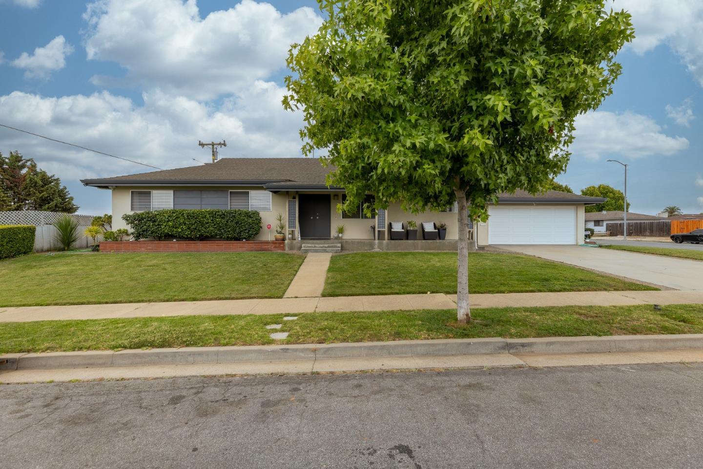 Detail Gallery Image 2 of 25 For 808 Saratoga Dr, Salinas,  CA 93906 - 3 Beds | 2 Baths