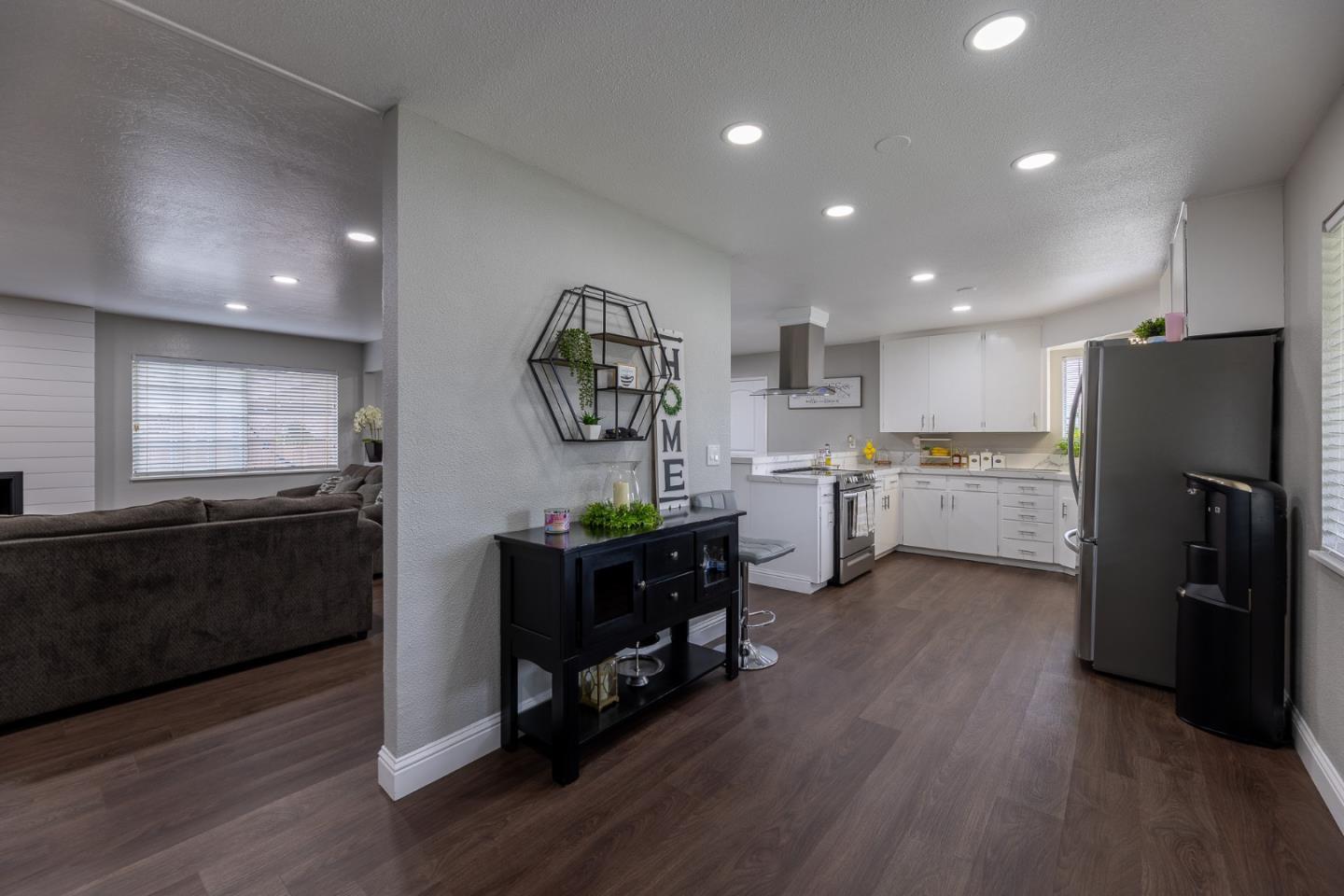 Detail Gallery Image 5 of 25 For 808 Saratoga Dr, Salinas,  CA 93906 - 3 Beds | 2 Baths