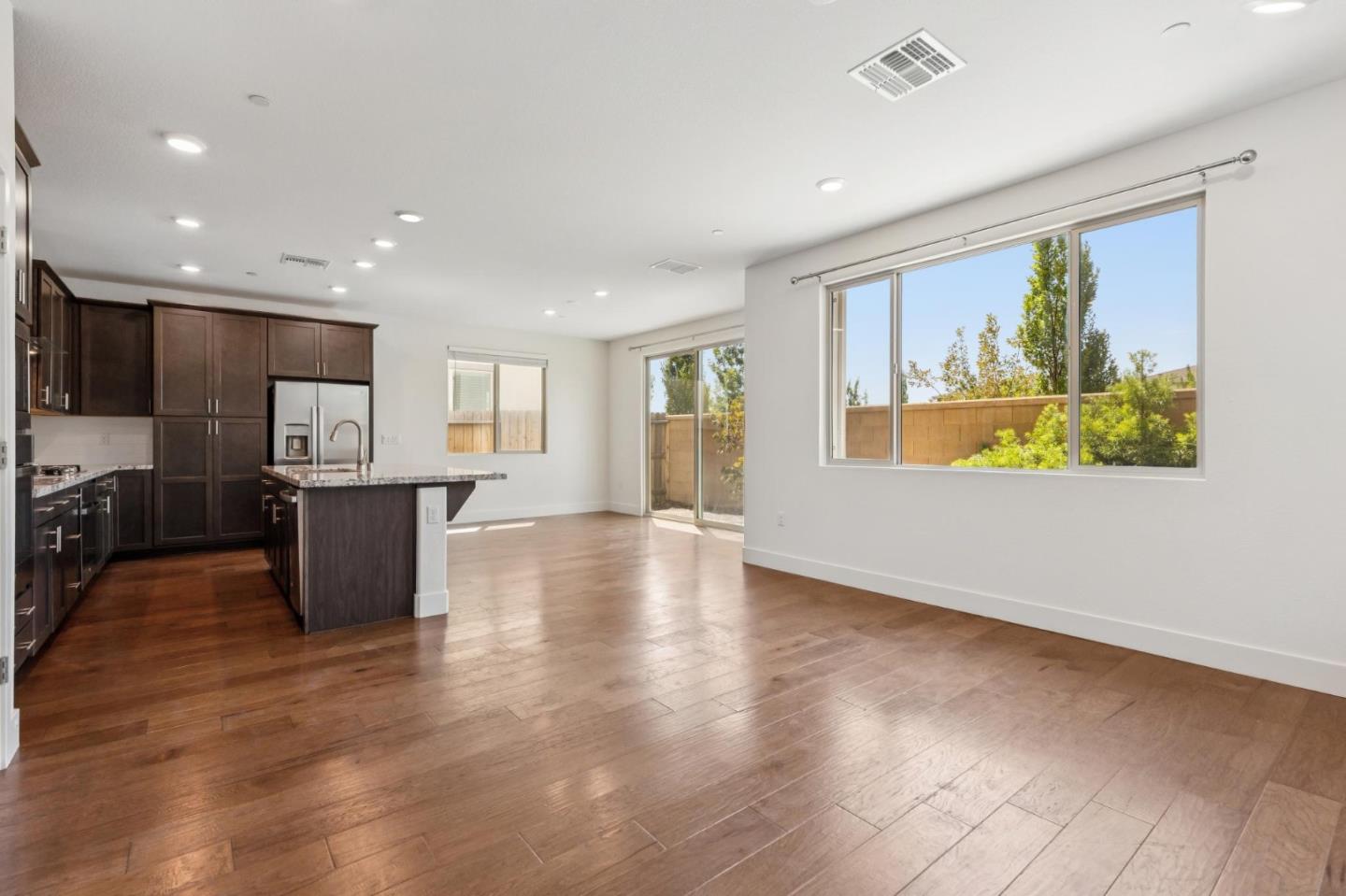 Detail Gallery Image 11 of 53 For 8908 Upbeat Way, Elk Grove,  CA 95757 - 3 Beds | 2/1 Baths