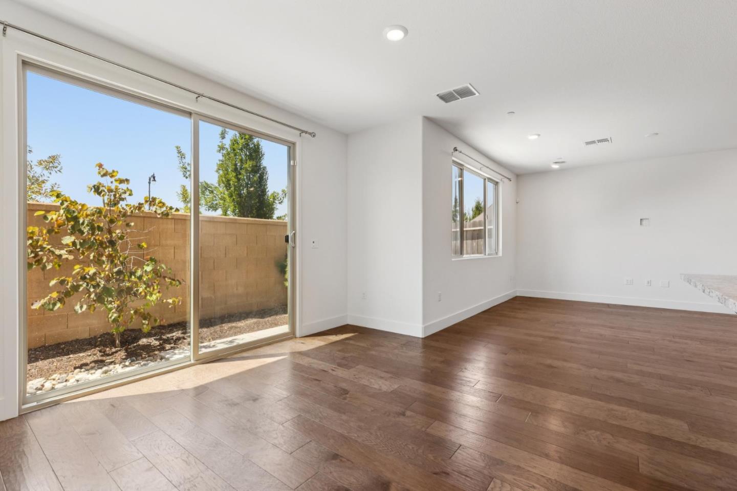 Detail Gallery Image 15 of 53 For 8908 Upbeat Way, Elk Grove,  CA 95757 - 3 Beds | 2/1 Baths