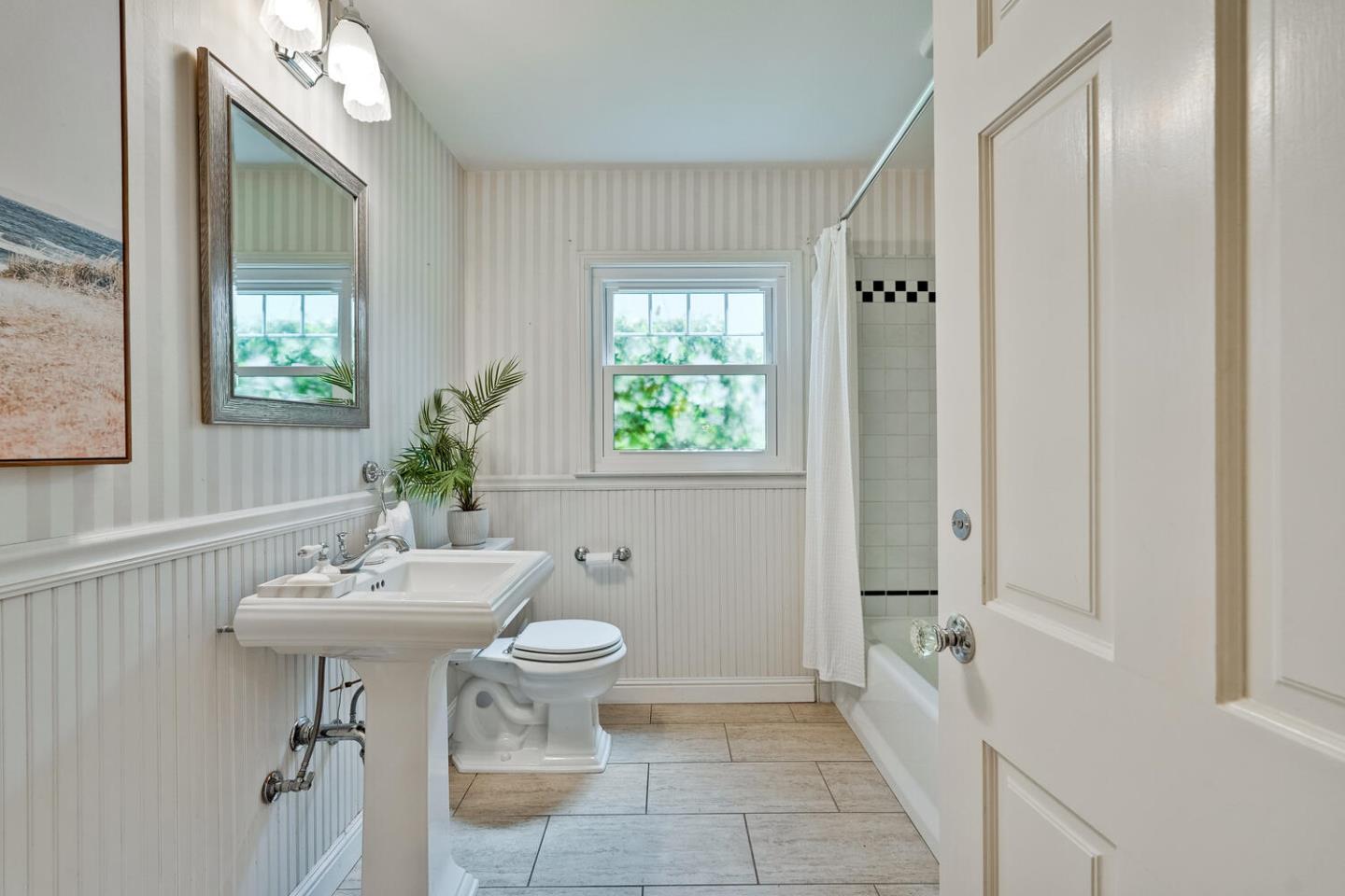 Detail Gallery Image 14 of 26 For 18640 Sandy Rd, Castro Valley,  CA 94546 - 3 Beds | 2 Baths