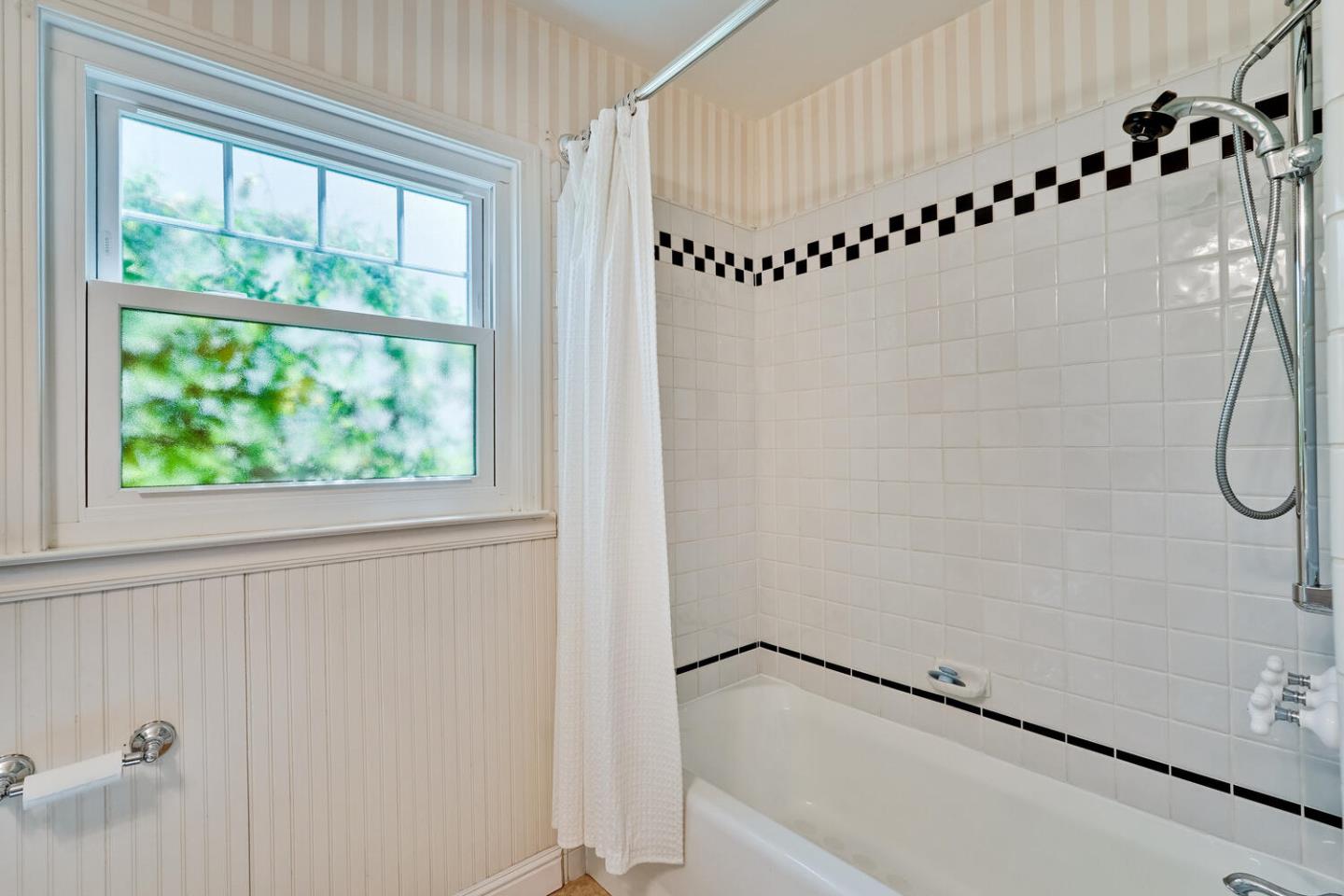 Detail Gallery Image 15 of 26 For 18640 Sandy Rd, Castro Valley,  CA 94546 - 3 Beds | 2 Baths