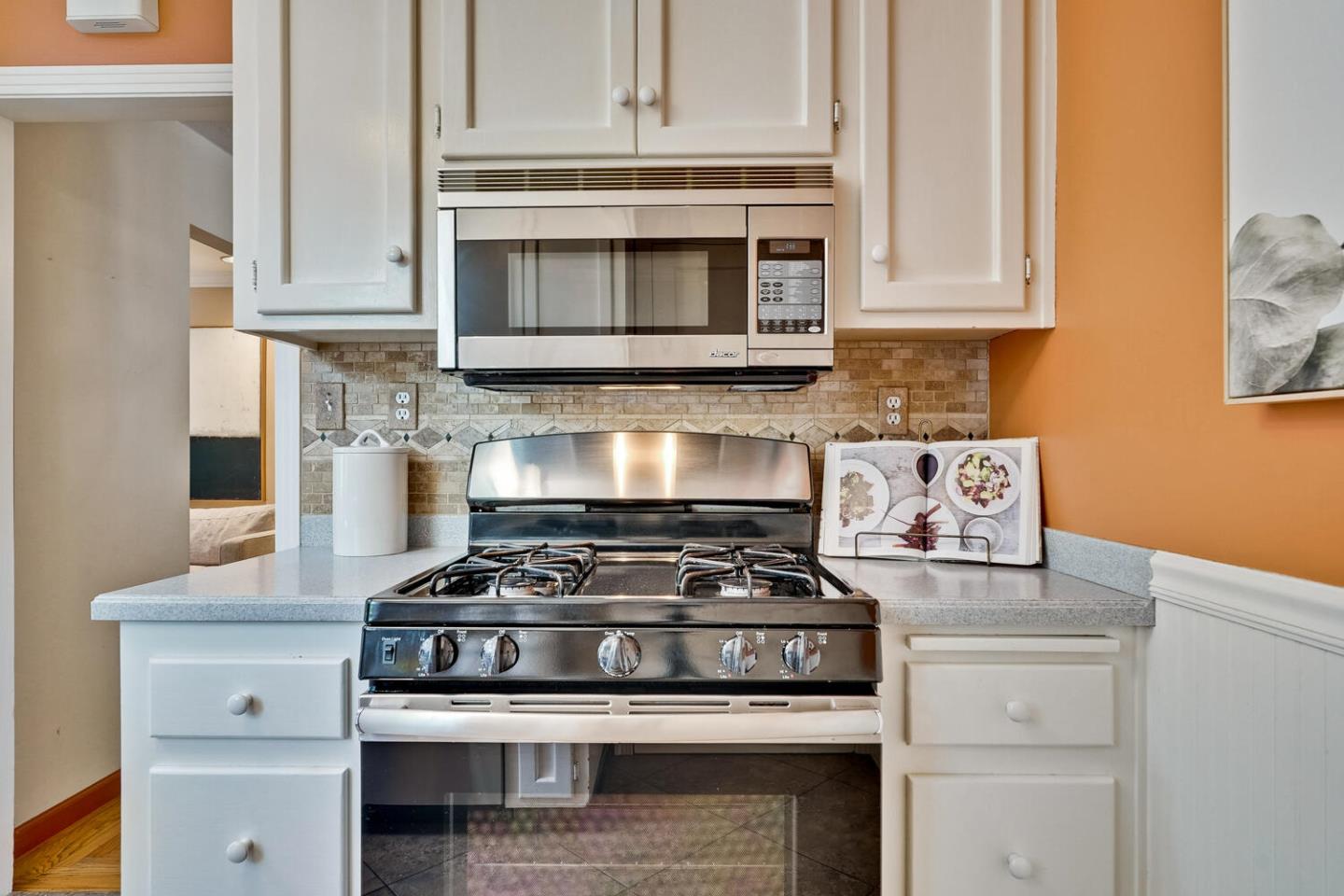Detail Gallery Image 6 of 26 For 18640 Sandy Rd, Castro Valley,  CA 94546 - 3 Beds | 2 Baths