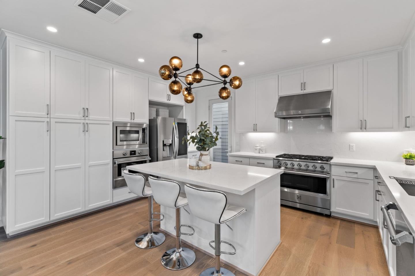 Detail Gallery Image 8 of 36 For 18855 Montalvo Oaks Cir, Monte Sereno,  CA 95030 - 3 Beds | 2/1 Baths