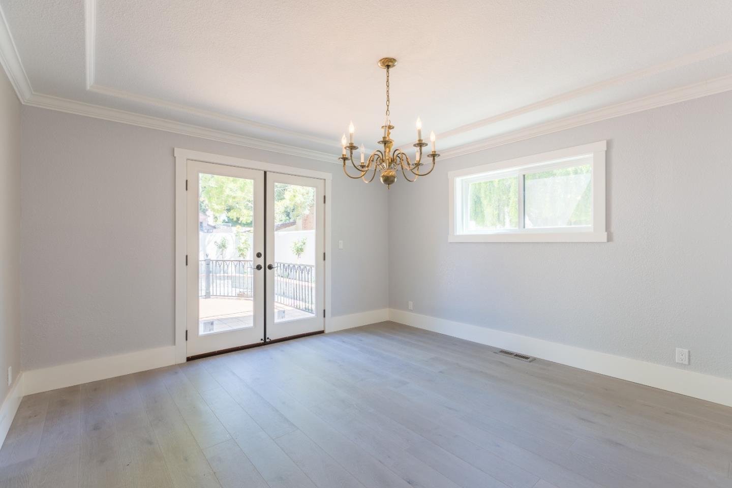 Detail Gallery Image 5 of 19 For 235 Seale Ave, Palo Alto,  CA 94301 - 4 Beds | 3 Baths