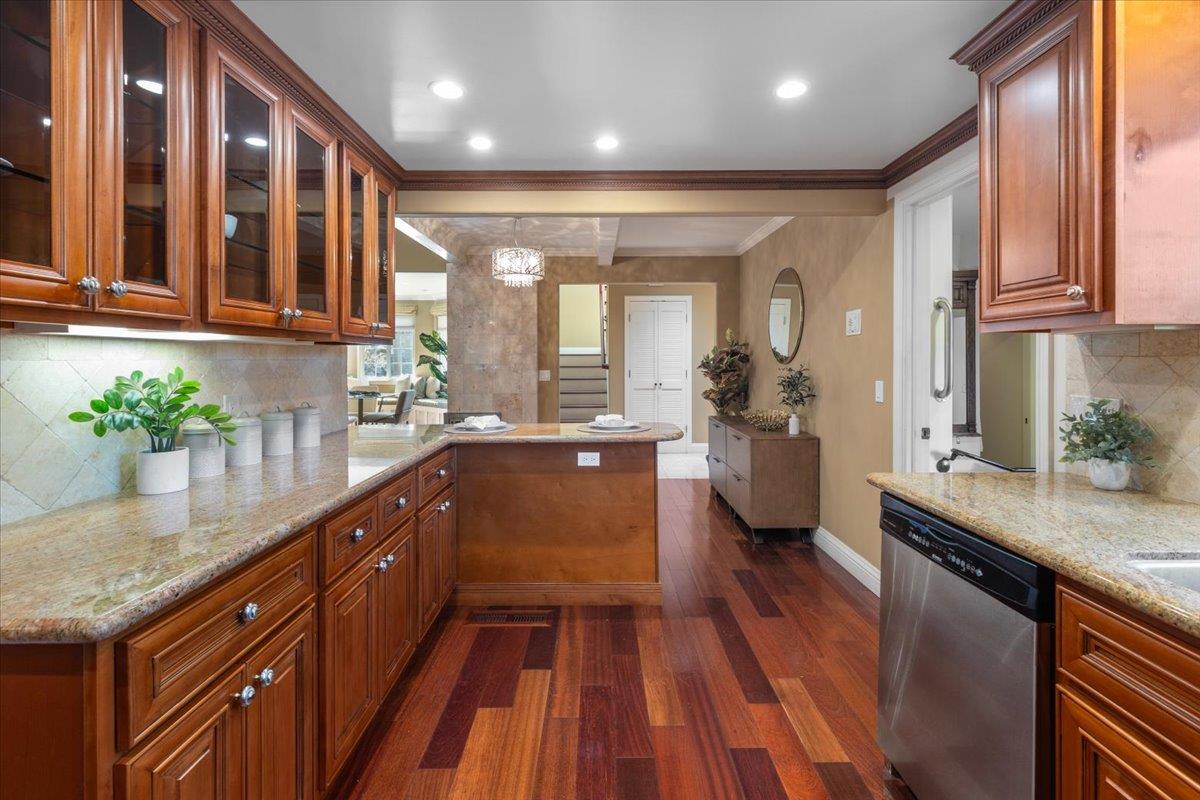 Detail Gallery Image 17 of 59 For 510 Sunnymount Ave, Sunnyvale,  CA 94087 - 4 Beds | 2/1 Baths