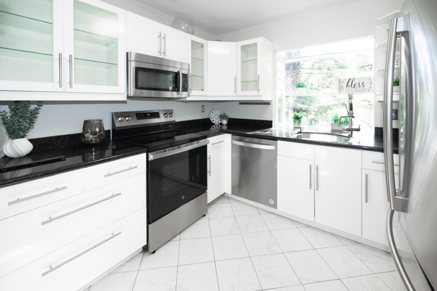 Detail Gallery Image 4 of 18 For 700 Canyon Oaks Dr #H,  Oakland,  CA 94605 - 1 Beds | 1 Baths