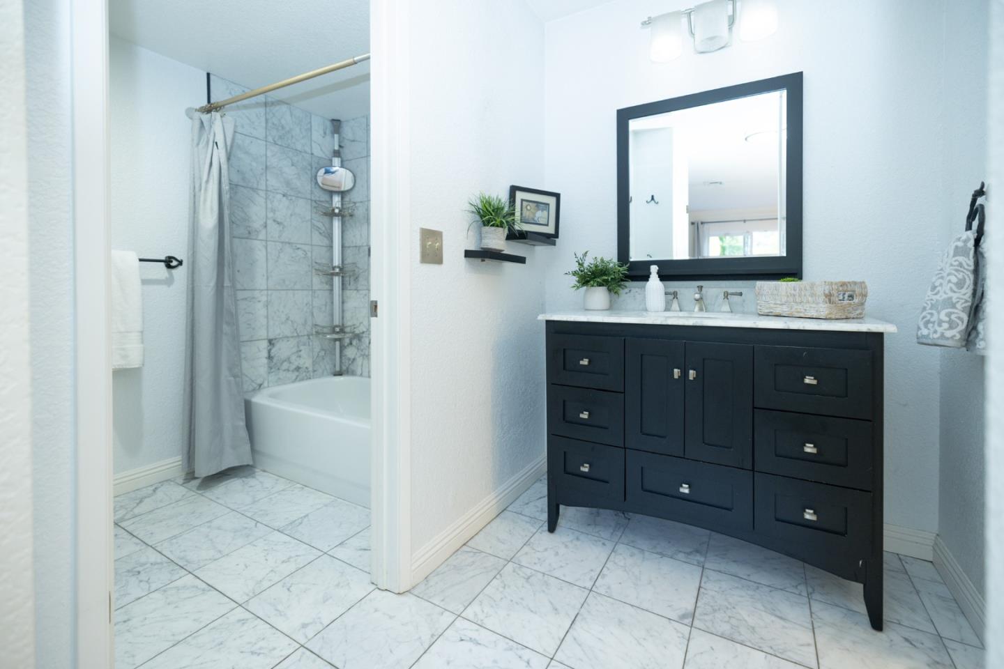 Detail Gallery Image 7 of 18 For 700 Canyon Oaks Dr #H,  Oakland,  CA 94605 - 1 Beds | 1 Baths