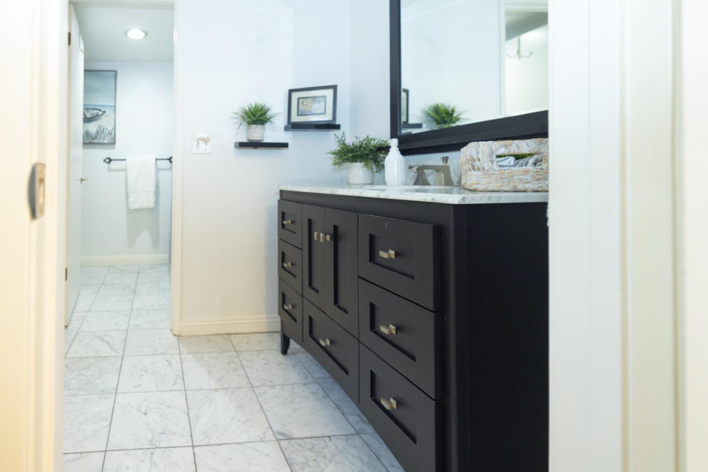 Detail Gallery Image 8 of 18 For 700 Canyon Oaks Dr #H,  Oakland,  CA 94605 - 1 Beds | 1 Baths