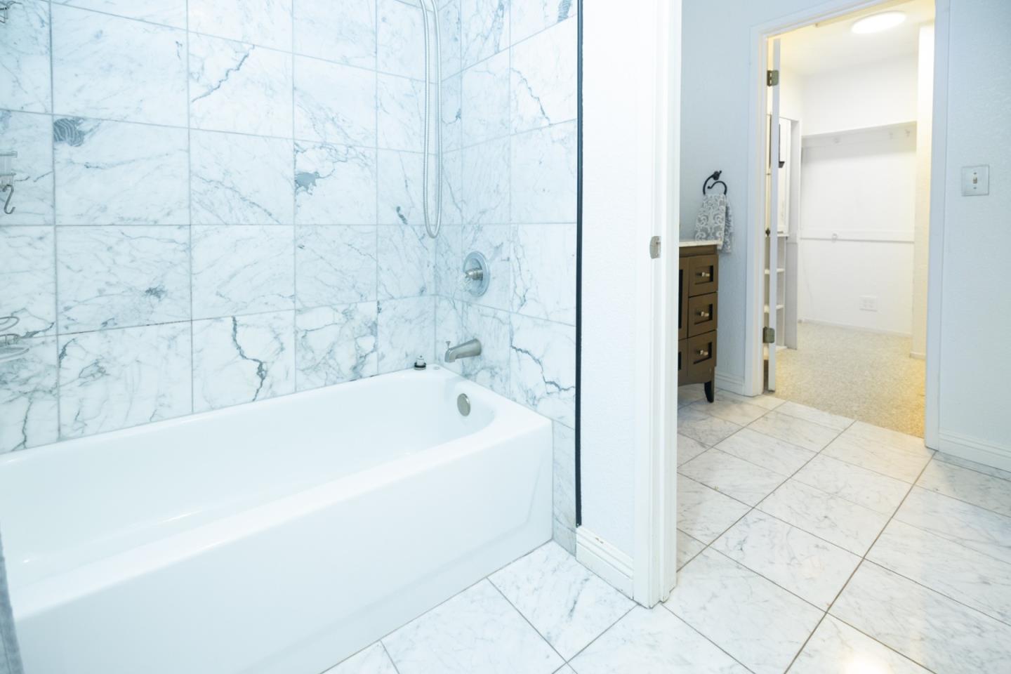 Detail Gallery Image 9 of 18 For 700 Canyon Oaks Dr #H,  Oakland,  CA 94605 - 1 Beds | 1 Baths