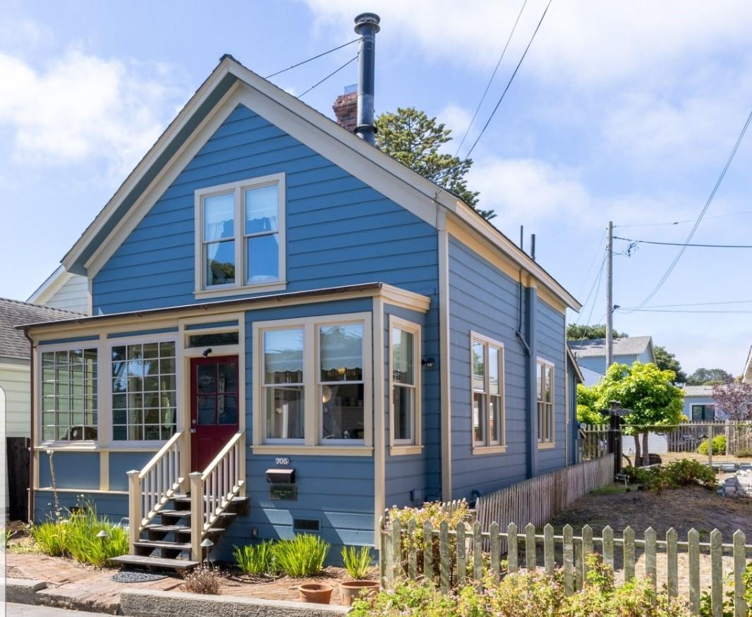 Detail Gallery Image 1 of 10 For 705 Union St, Pacific Grove,  CA 93950 - 3 Beds | 2 Baths