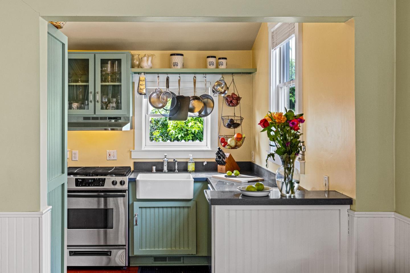 Detail Gallery Image 5 of 10 For 705 Union St, Pacific Grove,  CA 93950 - 3 Beds | 2 Baths