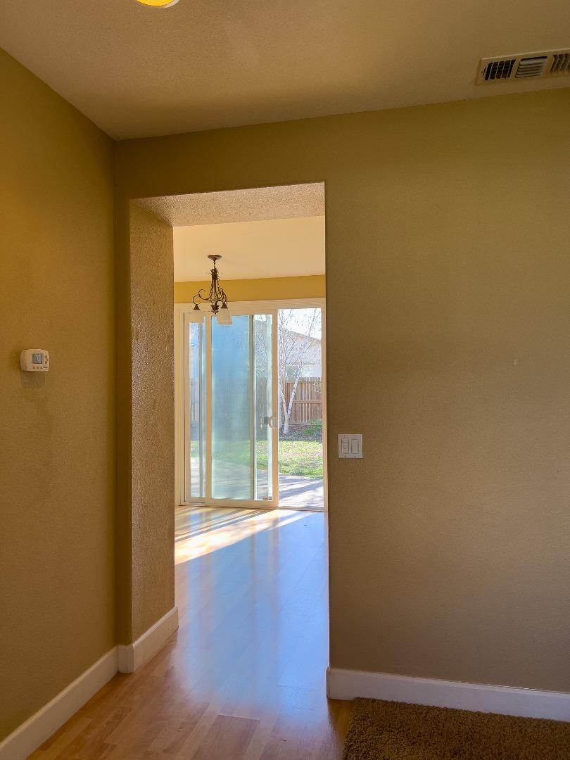 Detail Gallery Image 4 of 26 For 448 Tolman Way, Merced,  CA 95348 - 4 Beds | 2/1 Baths