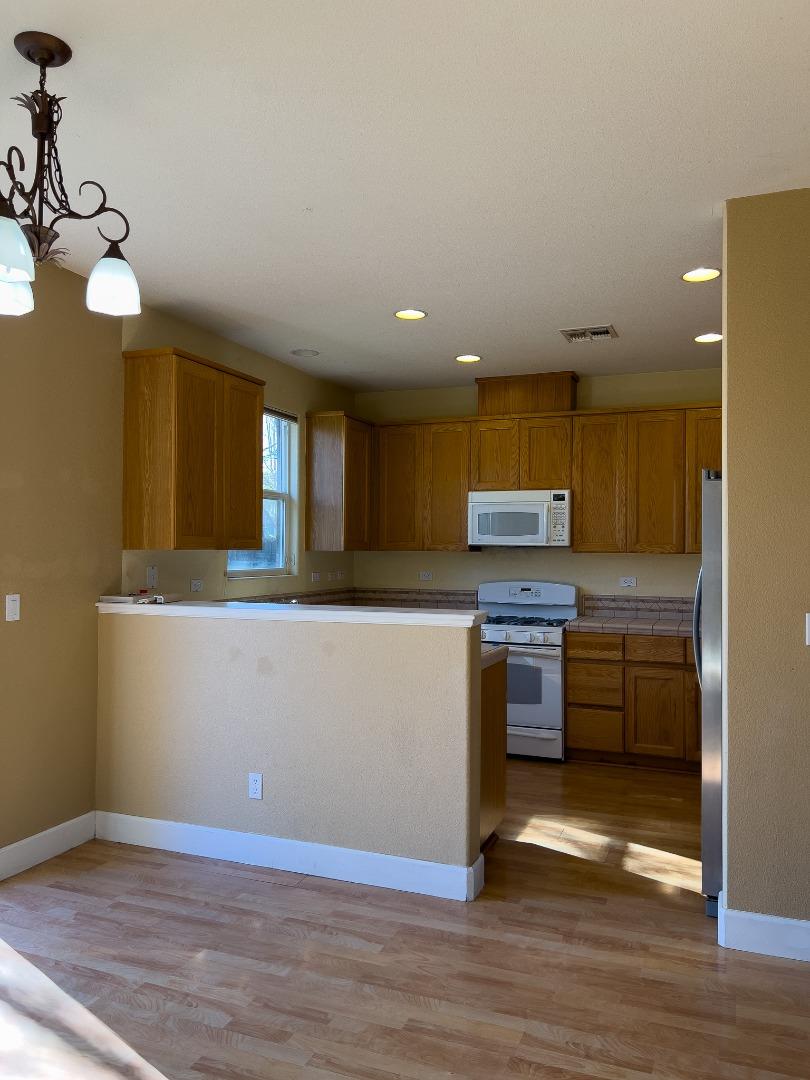 Detail Gallery Image 8 of 26 For 448 Tolman Way, Merced,  CA 95348 - 4 Beds | 2/1 Baths