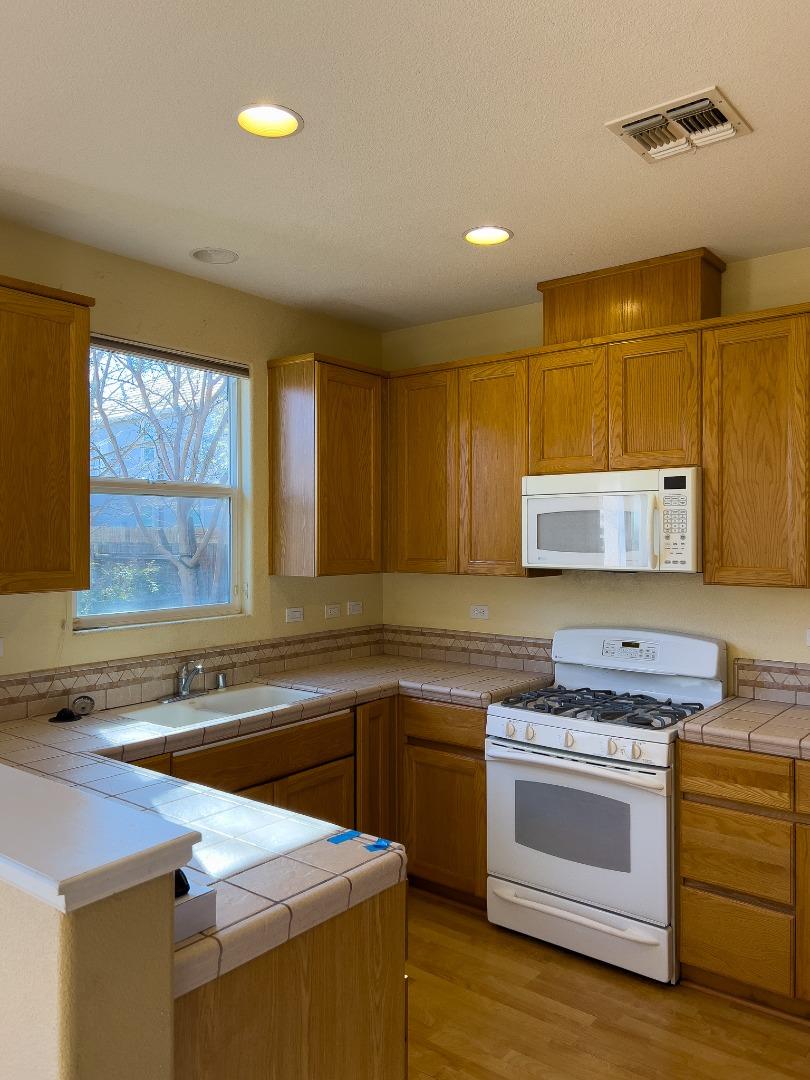 Detail Gallery Image 9 of 26 For 448 Tolman Way, Merced,  CA 95348 - 4 Beds | 2/1 Baths