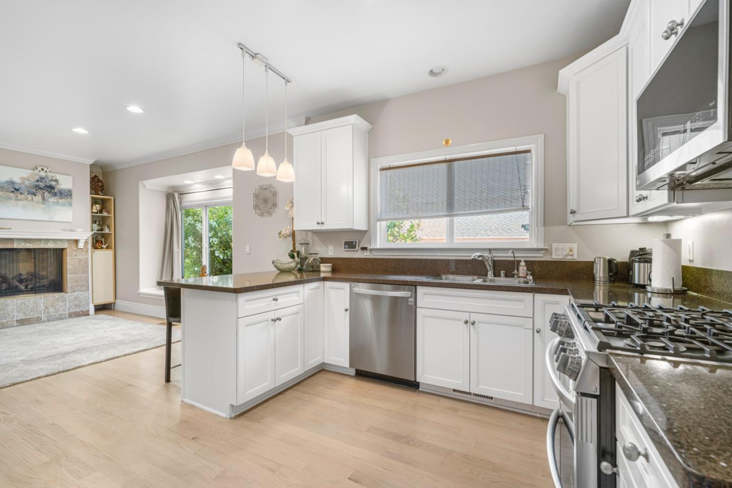 Detail Gallery Image 10 of 27 For 1951 Plymouth, Mountain View,  CA 94043 - 4 Beds | 3 Baths