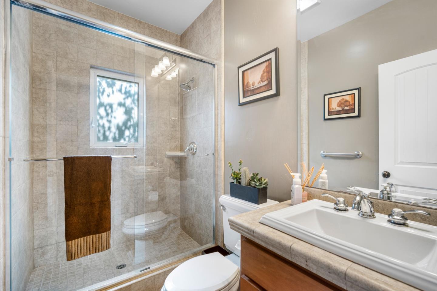 Detail Gallery Image 15 of 27 For 1951 Plymouth, Mountain View,  CA 94043 - 4 Beds | 3 Baths