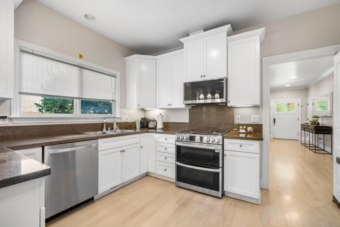 Detail Gallery Image 9 of 27 For 1951 Plymouth, Mountain View,  CA 94043 - 4 Beds | 3 Baths