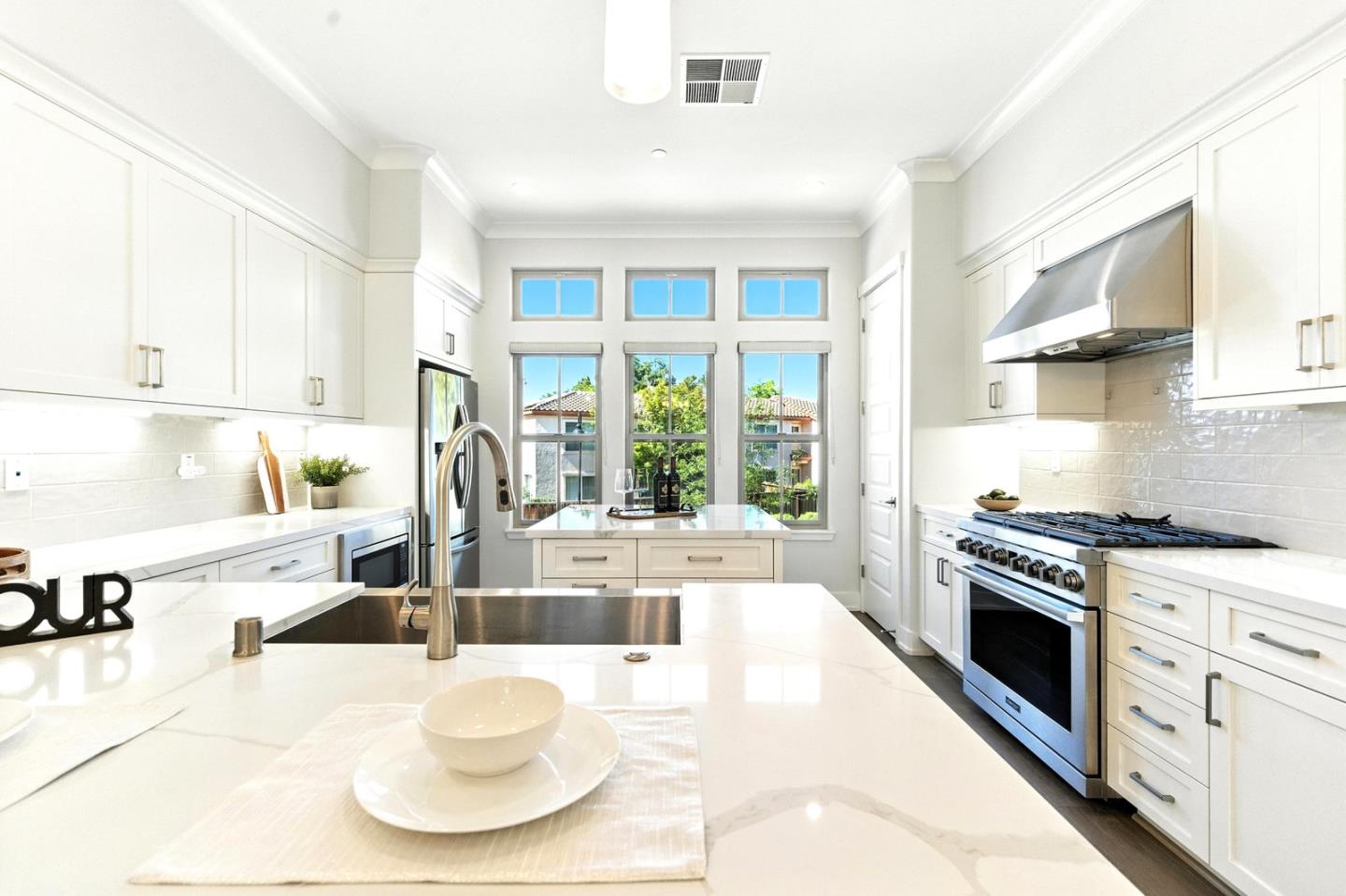 Detail Gallery Image 13 of 53 For 2014 W Middlefield Rd, Mountain View,  CA 94043 - 2 Beds | 2/1 Baths