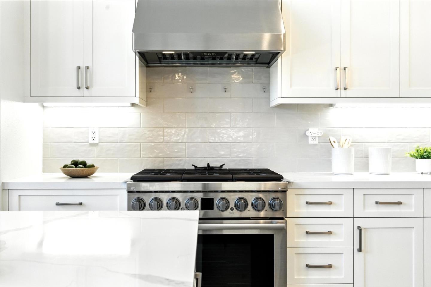 Detail Gallery Image 16 of 53 For 2014 W Middlefield Rd, Mountain View,  CA 94043 - 2 Beds | 2/1 Baths