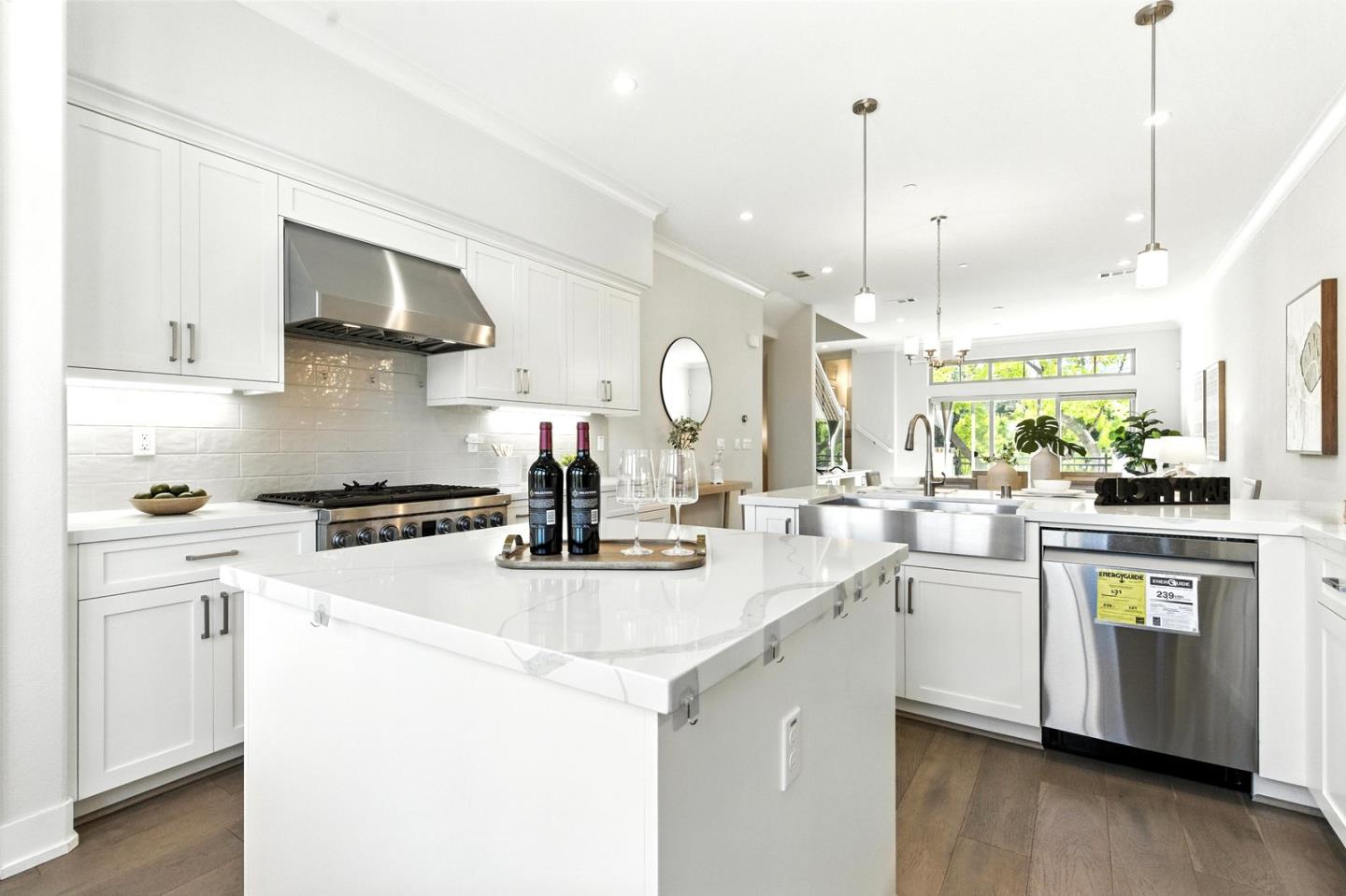 Detail Gallery Image 19 of 53 For 2014 W Middlefield Rd, Mountain View,  CA 94043 - 2 Beds | 2/1 Baths